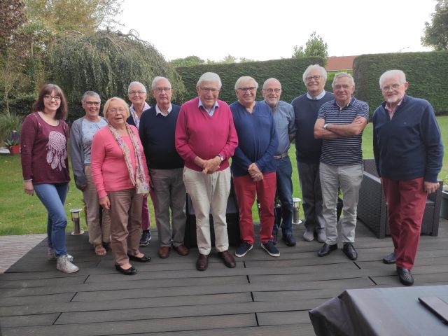 Sur cette photo 11 bénévoles de la Bibliothèque Sonore de Calais, souriants et heureux de permettre l'accessibilité à la culture pour les personnes atteintes de déficience visuelle ou de troubles de lecture.